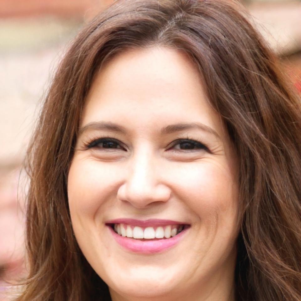 Dr. Elena Martínez